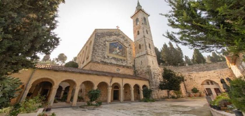 مستعمرون إسرائيليون يعتدون على كنيسة الزيارة في عين كارم بالقدس