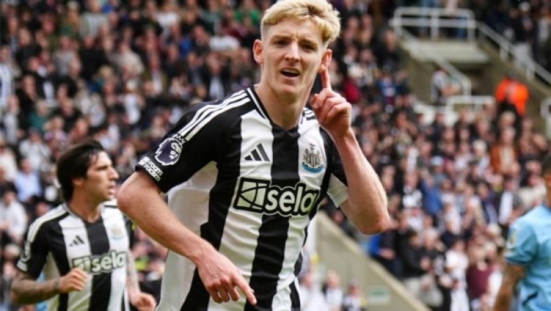 رباعية تكتب المجد.. جوردون ينضم لـ قائمة أساطير دوري أبطال أوروبا