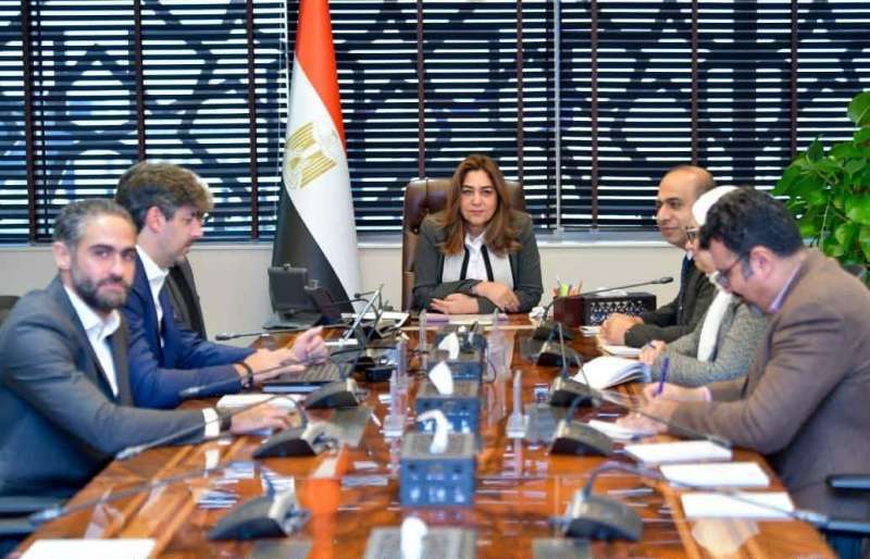 د. منال عوض تبحث مع ”كلين كربون” تحويل المخلفات لوقود SRF لصناعة الأسمنت