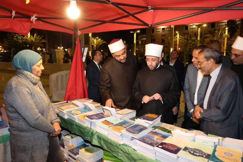 وزير الأوقاف يتفقد معرض الكتاب بساحة مسجد سيدنا الحسين