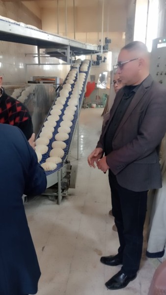 محافظ الدقهلية يتفقد مخبز المحافظة بشارع عبدالسلام عارف لمتابعة صرف الخبز وجودته