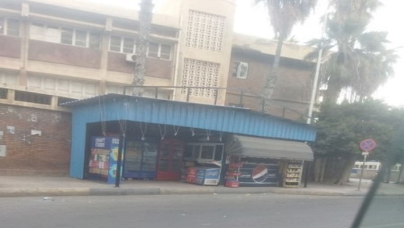 كشك حلويات على رصيف مجمع الكليات بالشاطبي يثير الجدل حول الهوية البصرية بالإسكندرية