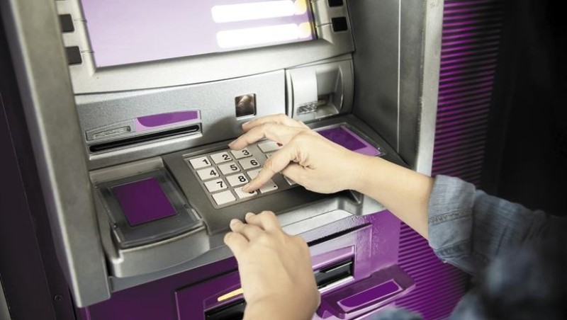 أخطاء شائعة تتسبب في سحب الـATM لبطاقة الفيزا.. إليك طرق استرجاعها