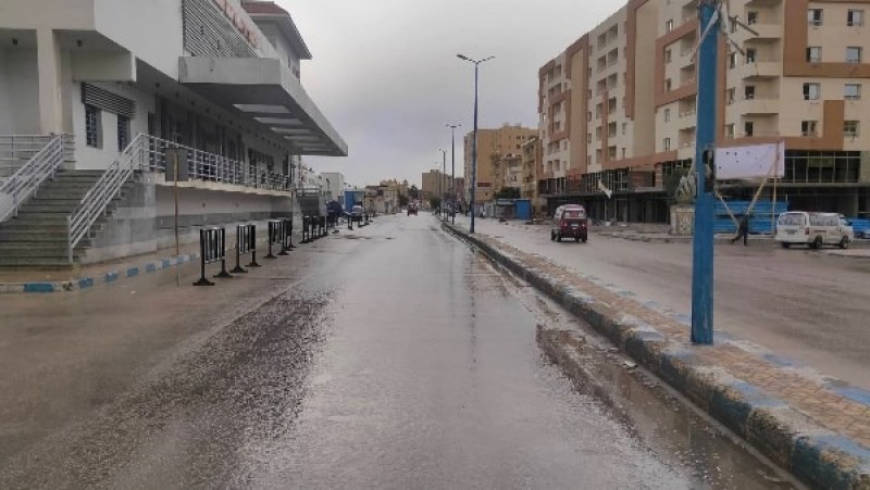 أمطار تضرب مطروح.. وارتفاع الأمواج داخل البحر