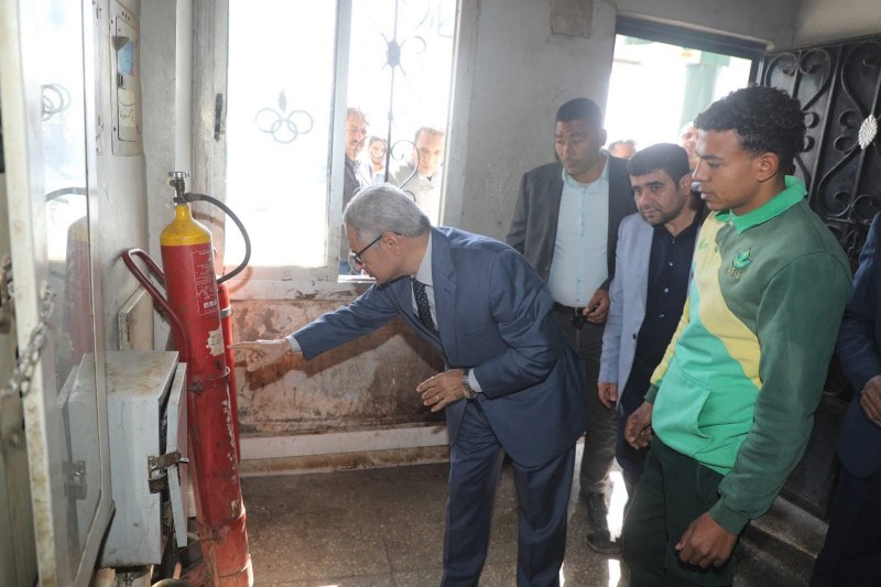 محافظ بني سويف يُفاجئ محطة بنزين على الطريق الزراعي