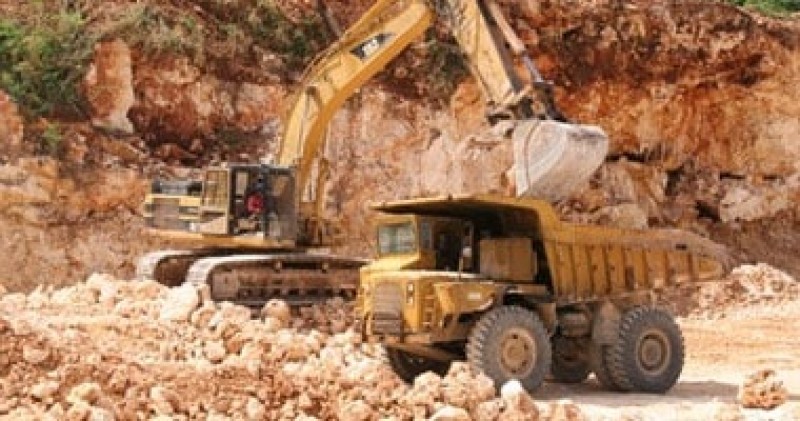 فاجعة قبل الإفطار.. الرمال تبتلع سائق ”لودر” بمحجر في قنا