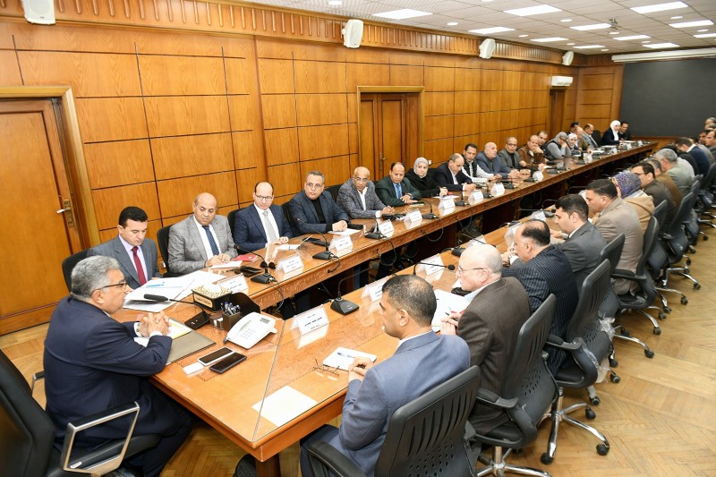 محافظ الدقهلية يعقد اجتماعًا موسعًا مع رؤساء المراكز والمدن والأحياء ووكلاء الوزارات لوضع ضوابط العمل وتحديد أولويات المرحلة المقبلة