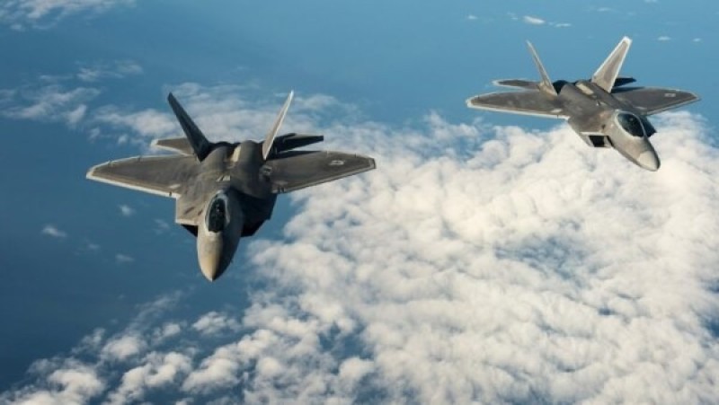 تتواصل الاستعدادات.. نشر سرب مقاتلات أمريكية من طراز إف-22 في إسرائيل