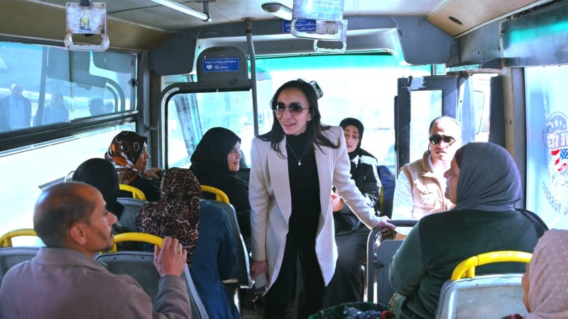 محافظ البحيرة تفاجئ الركاب وتهنئهم بحلول شهر رمضان المعظم وتستمع لمطالبهم وتستجيب لها فوراً