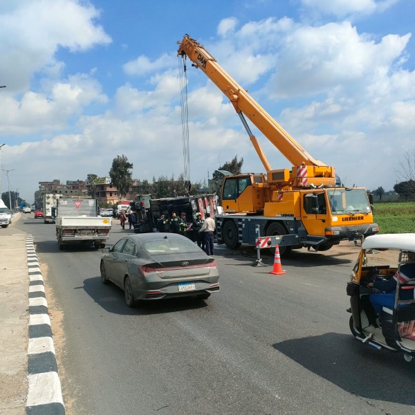 محافظ الدقهلية يؤكد سرعة الاستجابة لحالات الطوارئ ورفع سيارة نقل بطريق أجا المنصورة