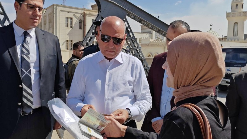 محافظ القاهرة يستجيب لسيدة من بنى سويف تعثرت إجراءات سفرها للعمرة