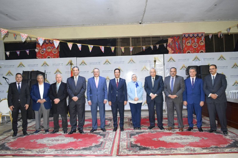 رئيس جامعة بنها يكرم قيادات كلية الهندسة بشبرا السابقين