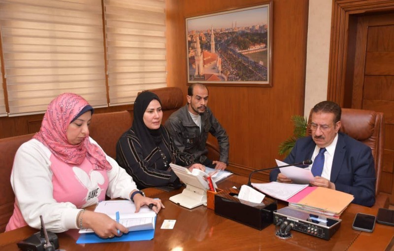 محافظ بورسعيد يلتقي عددًا من المواطنين ويستمع إلى مطالبهم ويوجه بحلول عاجلة