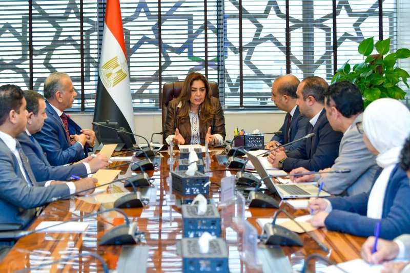 وزيرة التنمية المحلية والبيئة تبحث تطوير منظومة تداول المخلفات الطبية والخطرة
