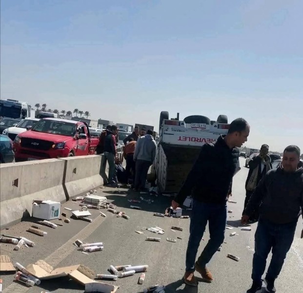 إصابة ١٢ شخص في حادث انقلاب سيارة ميكروباص أعلى كوبرى قها بالقليوبية