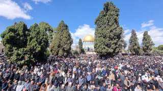 100 ألف فلسطيني يؤدون صلاة الجمعة الثانية في شهر رمضان بالمسجد الأقصى