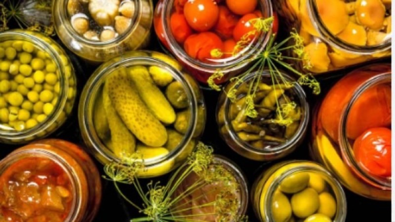 استشاري طوارئ تحذر: المخللات على مائدة إفطار رمضان قد تسبب أزمات صحية مفاجئة