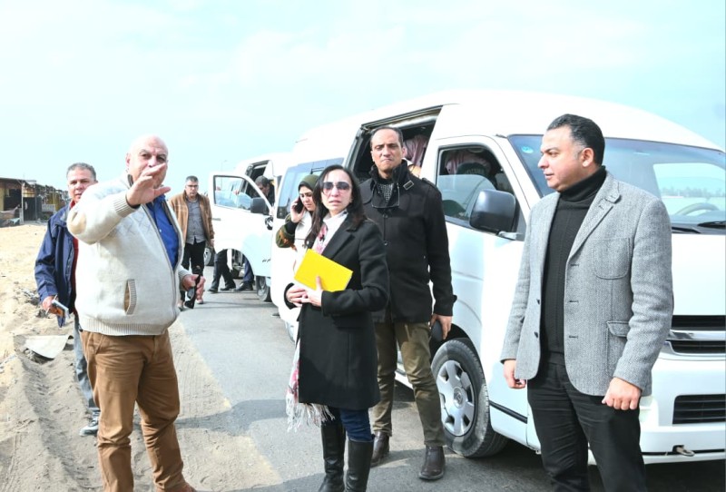 جاكلين عازر تقود جولة ميدانية موسعة بشوارع وادي النطرون داخل ميكروباص