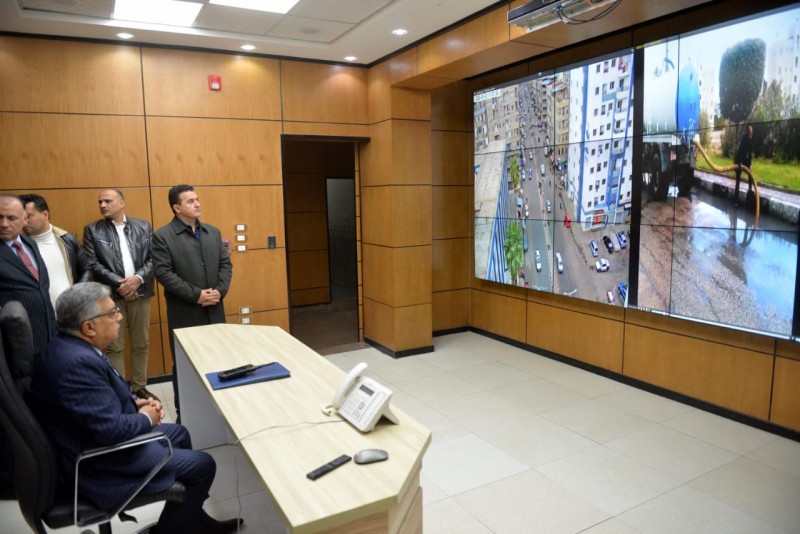 متابعة محافظ الدقهلية من مركز سيطرة الشبكة الوطنية جهود كسح الأمطار والنظافة والإشغالات والمشروعات والخدمات بالمراكز والمدن والأحياء