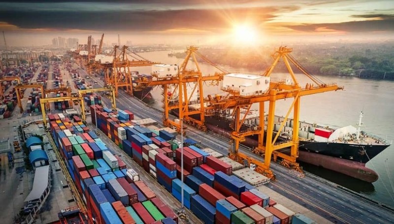 الإمارات تعلن تسيير رحلات استثنائية لإجلاء العالقين والمتأثرين بالأحداث