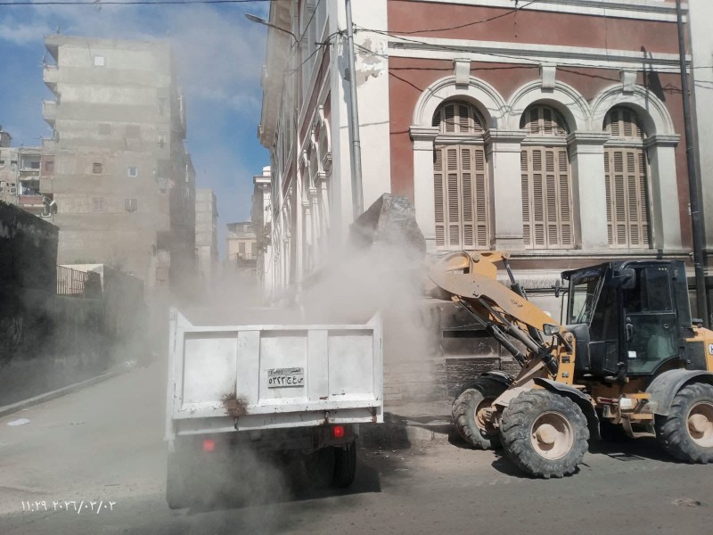 رئيس حي غرب الإسكندرية تتابع اعمال تجريف ورفع ٢٠ طن اتربة ورديم من شارع ابن طولون
