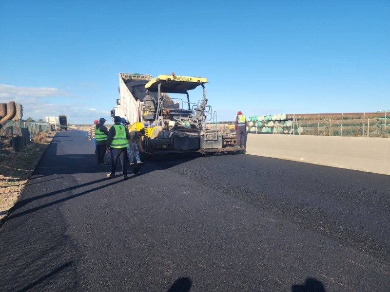 متابعة أعمال رصف طريق الشركات الرابط بين مركزي إدكو ورشيد بالبحيرة