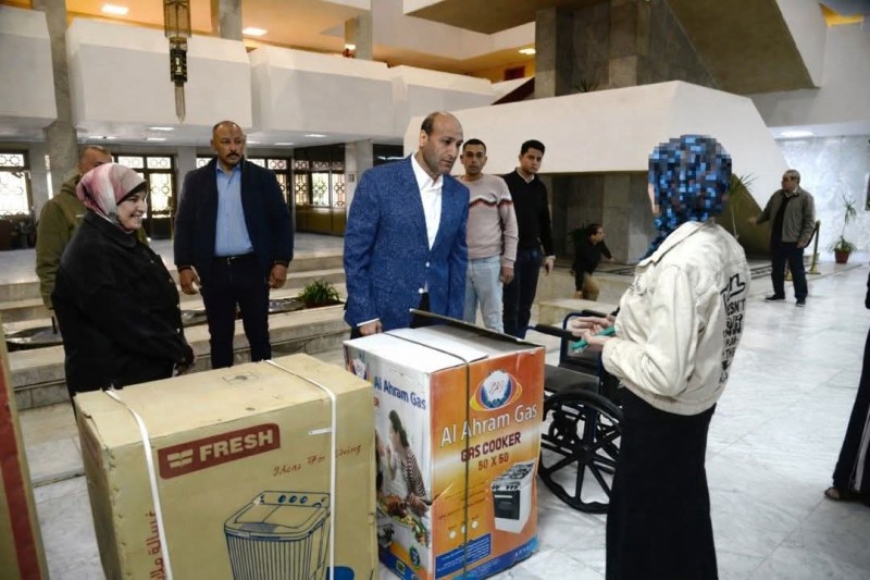 محافظ أسيوط يسلم جهاز عروسة وكرسيًا متحركًا لشقيقها في لفتة إنسانية تعكس روح التكافل المجتمعي
