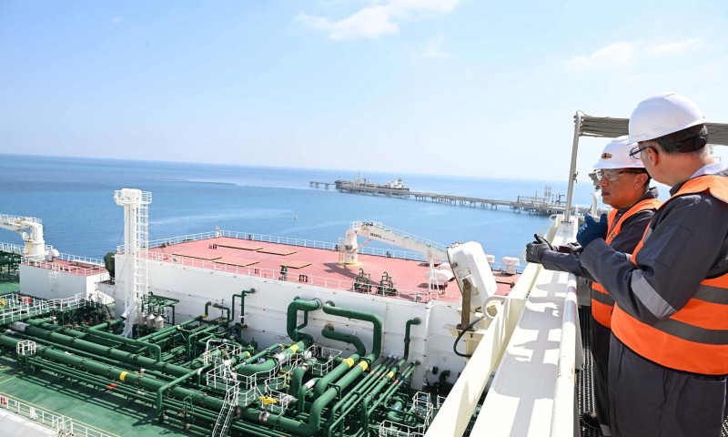 رئيس الوزراء يتفقد محطة تداول وتخزين المنتجات البترولية والغاز الطبيعي المسال بميناء سوميد البترولي بالعين السخنة