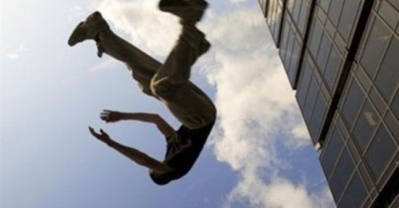 بسبب أزمة نفسية.. تفاصيل قفز عاطل من الطابق الرابع في العمرانية