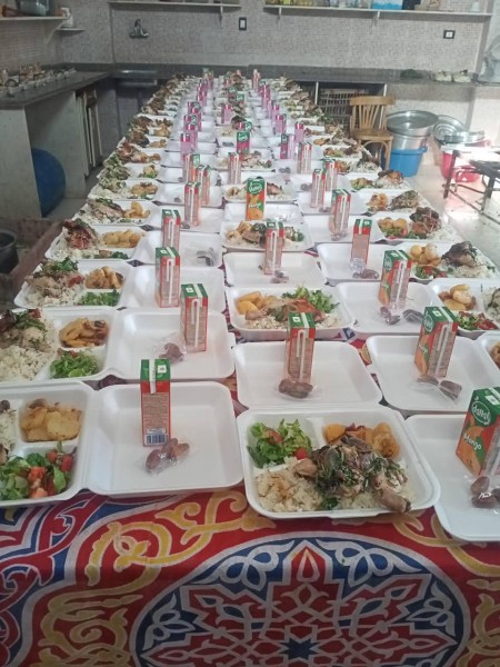 إعداد وتجهيز أكثر من ٢٠٠ وجبة إفطار ساخنة وتوفير ١٦٠ وجبة جافة لدعم الأسر الأولى بالرعاية بالمحمودية