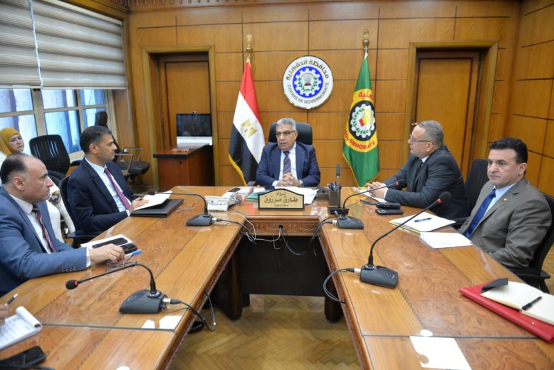 محافظ الدقهلية يعقد اجتماعًا فوريًا مع القيادات التنفيذية لتشديد الرقابة على الأسواق والمخابز والسلع