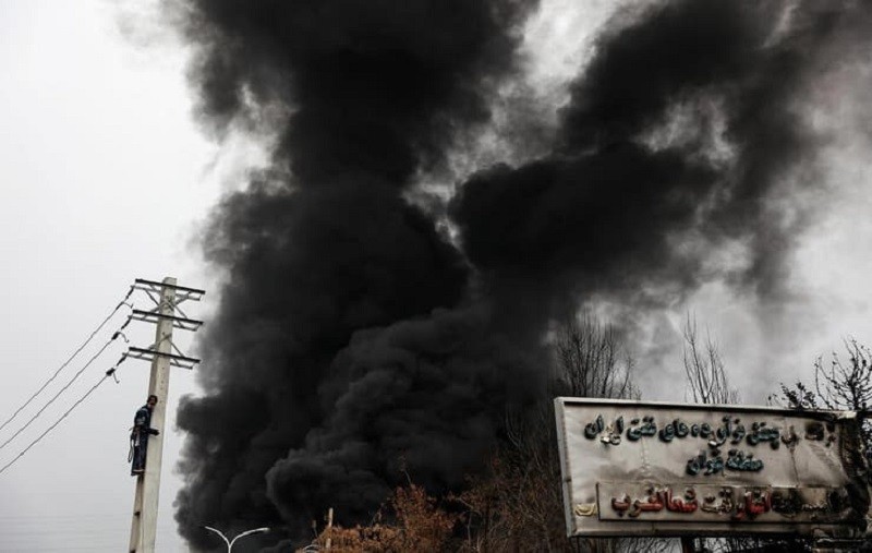 «مطر أسود» فوق طهران بعد ضربات للاحتلال على مواقع نفطية