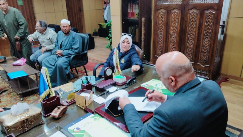 ” أبو طالب ” و ” برغش ” يناقشان شكاوى منتفعى ” عزب قابيل ” بخصوص الصرف الزراعى المغطى