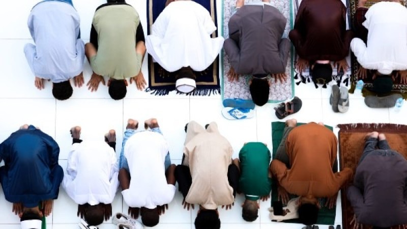 كيف كان يتعبد النبي في العشر الأواخر؟ يخصها بالمزيد من الطاعات