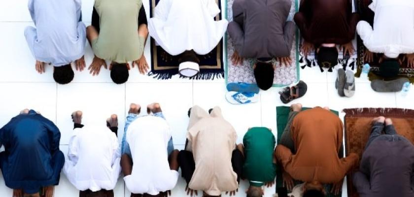 كيف كان يتعبد النبي في العشر الأواخر؟ يخصها بالمزيد من الطاعات