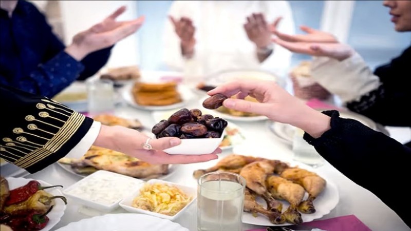 استشاري طوارئ تحذر من الإفراط في الدواجن والمنتجات المصنعة على مائدة رمضان