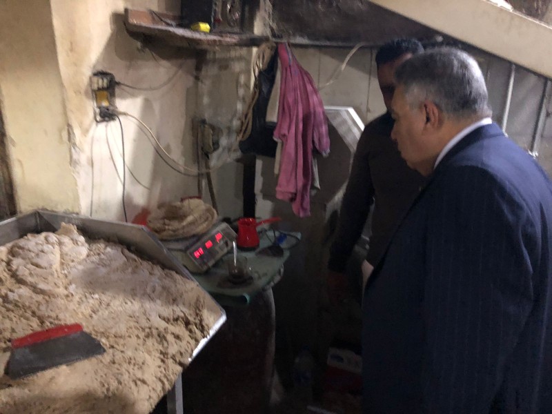 محافظ الدقهلية يتفقد عدد من المخابز بمدينة المنصورة لمتابعة الالتزام بالأوزان وجودة الخبز