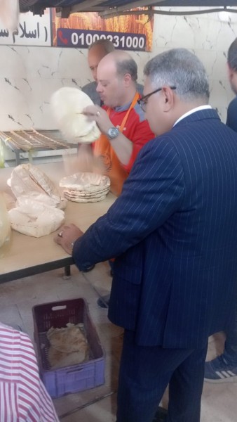 محافظ الدقهلية يتفقد مخبز المحافظة لمتابعة انتظام صرف الخبز والالتزام بالأوزان والجودة