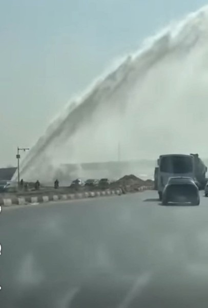 انفجـار ماسورة مياه على طريق الواحات  بأكتوبر يربك المرور .. شلال يغمر الأسفلت