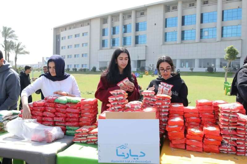 طلاب جامعة النيل يشاركون في تعبئة كراتين مواد غذائية لدعم الأسر الأولى بالرعاية ضمن مبادرة «ديارنا.. زاد وأمان»