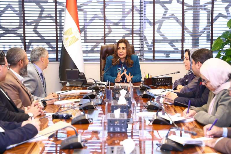 وزيرة التنمية المحلية والبيئة تترأس اجتماع ”تكييف الساحل الشمالي” لمواجهة تغير المناخ.