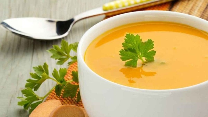 استشاري طوارئ تكشف فوائد الشوربة على مائدة إفطار رمضان وتحذر من أخطاء إعدادها