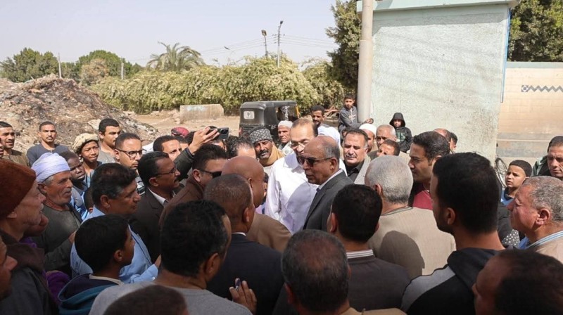 محافظ المنيا يوجه برفع القمامة المتراكمة منذ أكثر من 20 عامًا عقب جولته بقرية بني عبيد بأبو قرقاص