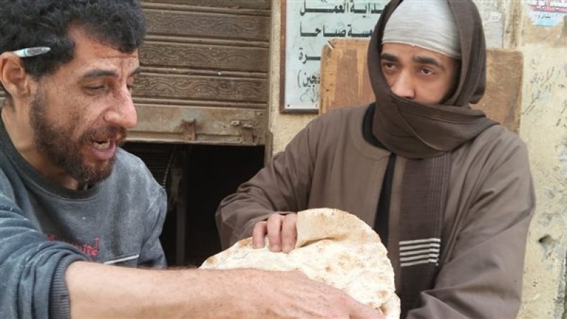 لابس جلابية.. مفتش تموين إيتاي البارود بالبحيرة يتنكر لمراقبة بيع الخبز البلدي خارج منظومة الدعم