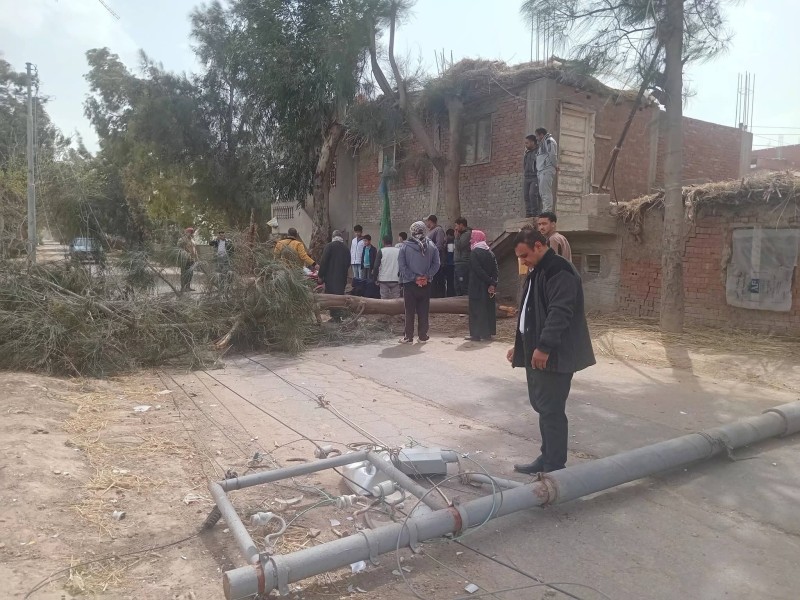 التعامل مع عمود كهرباء سقط بسبب سوء الطقس بطريق شبراخيت الرحمانية بالبحيرة