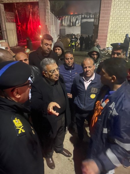 محافظ الدقهلية تابع ميدانيًا السيطرة على حريق مصنع عقل بطلخا واستمرار أعمال الإطفاء والتبريد