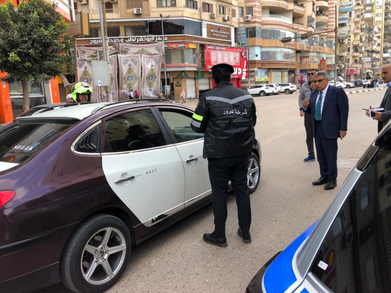 المحافظ يشن حملة مفاجئة على سيارات التاكسي والسرفيس بالمنصورة للتأكد من الالتزام بالتعريفة وتشغيل العداد