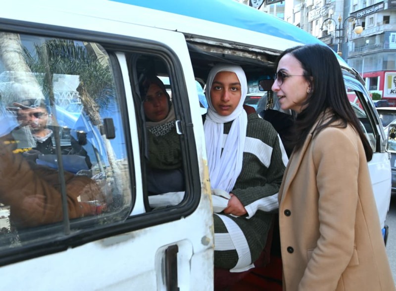 محافظ البحيرة تتابع إلتزام سيارات التاكسي والسيرفيس بالتعريفة الجديدة بدمنهور