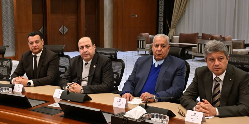 اجتماع رئيس الوزراء مع رؤساء الغرف الصناعية والتجارية بحضور عدد من الوزراء المعنيين