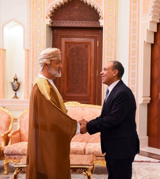 وزير الخارجية ينقل رسالة تضامن إلى سلطان عُمان ويبحث جهود احتواء التصعيد الإقليمي